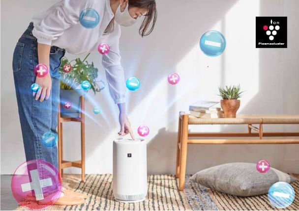 Model menyalakan air purifier Sharp untuk bisa menikmati udara berkualitas di dalam ruangan